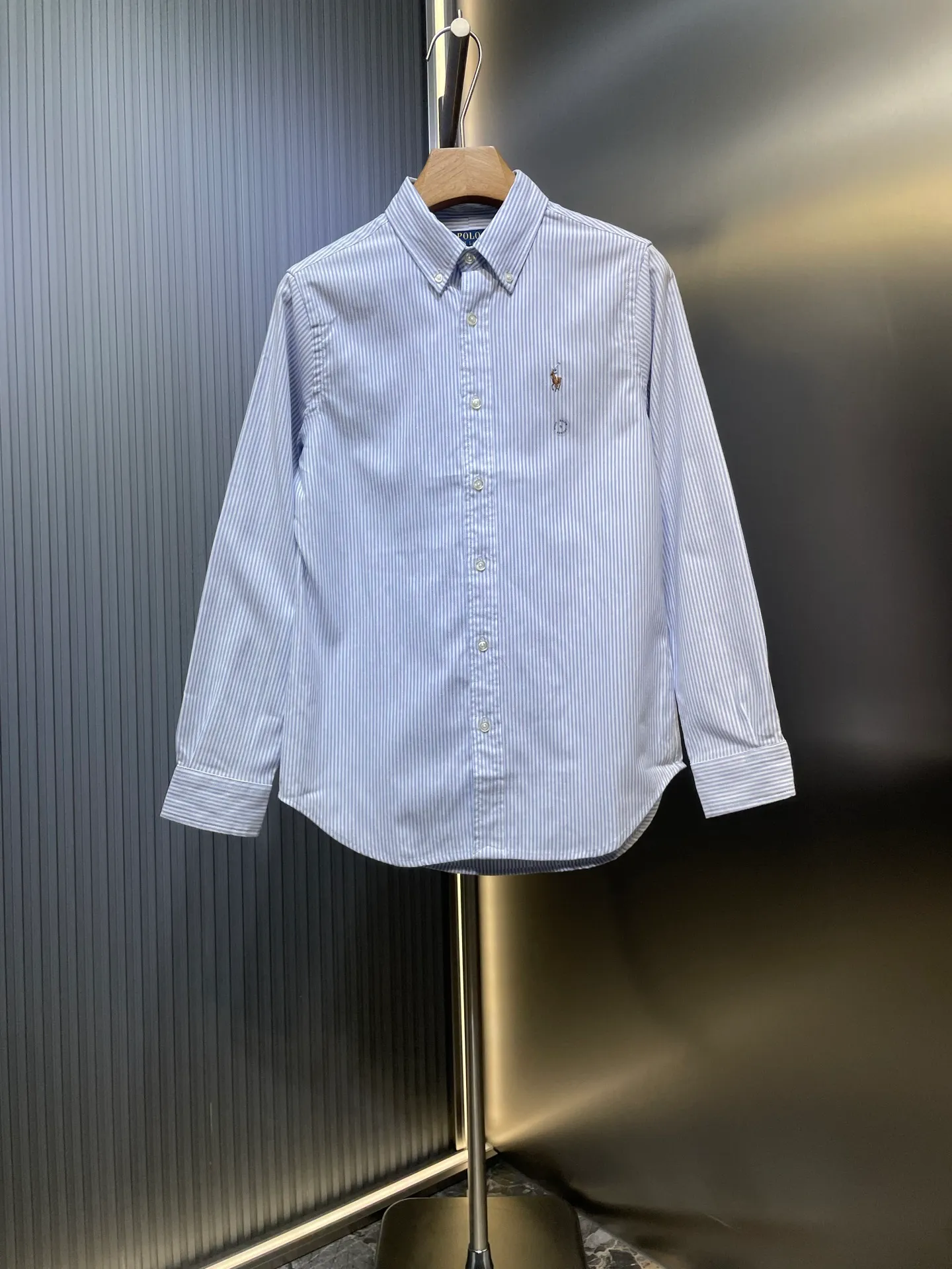 P370 Ral Lauren🌟Ralph Lauren Oxford woven striped logo embroidered buttoned lapel long-sleeved casual shirt, same style for men and women, comes with a sense of atmosphere, is comfortable and versatile, and has perfect texture. It is an exquisite style that walks between formal and casual! The classic official website without style classification is on sale. It is made of original pure cotton Oxford fabric, washed for ready-to-wear, skin-friendly and comfortable, with classic embroidered logo, invincible and versatile, suitable for both business and leisure! A complete set of original three-label accessories, 2 models of collar buttons, different currencies, and three spare buttons with a small amount left over from the original order! All fabric accessories are provided by customers! ! The details and craftsmanship are amazing! The QR code can be scanned! A wardrobe essential! The style is simple, stylish and casual! Super handsome upper body! Don’t miss it if you like it! Classic embroidered logo, versatile and suitable for both business and leisure!   size：xs-xl